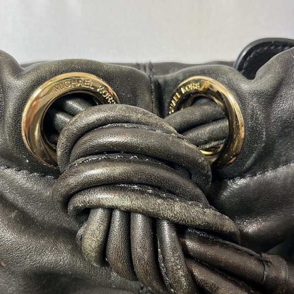 Michael Kors Black and Gold Leather Bag Zip Close Inside Outside Pockets - Picture 2 of 13